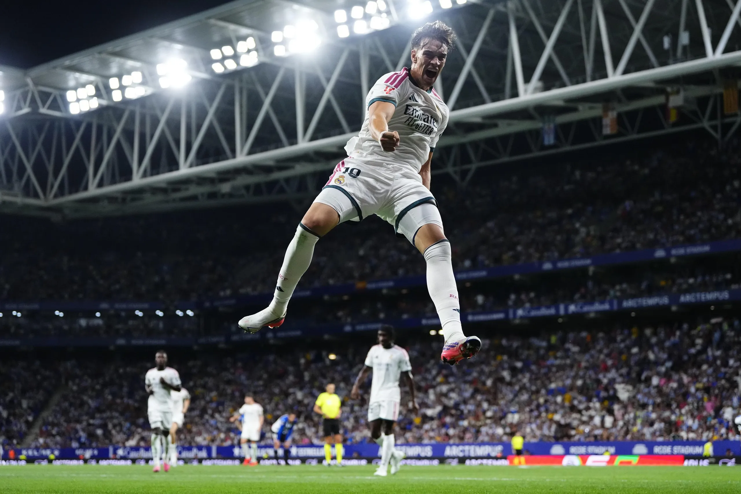 Carlos Espí celebrates the late winner for Real Madrid