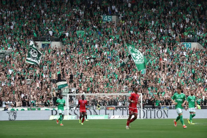 65f0a.jpg L'AS Saint-Étienne bat son record d'abonnements ainsi que celui en Ligue 2, tous clubs confondus
