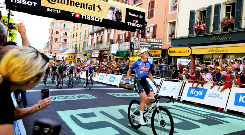 Tour de France 2026 : Jasper Philipsen remporte l&rsquo;étape 17 alors qu&rsquo;Adam Yates lutte contre une maladie