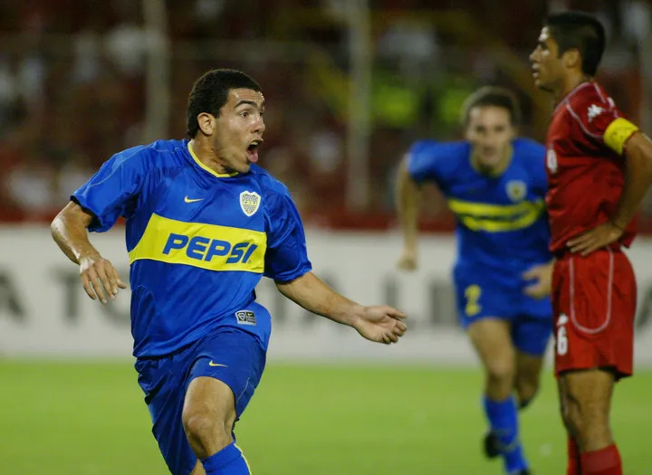 Carlos Tevez festeja ante América, en 2003, por la semifinal, ante América de Cali