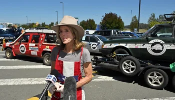 Caroline Kennedy participe au Shitbox Rally en Australie avec un véhicule unique