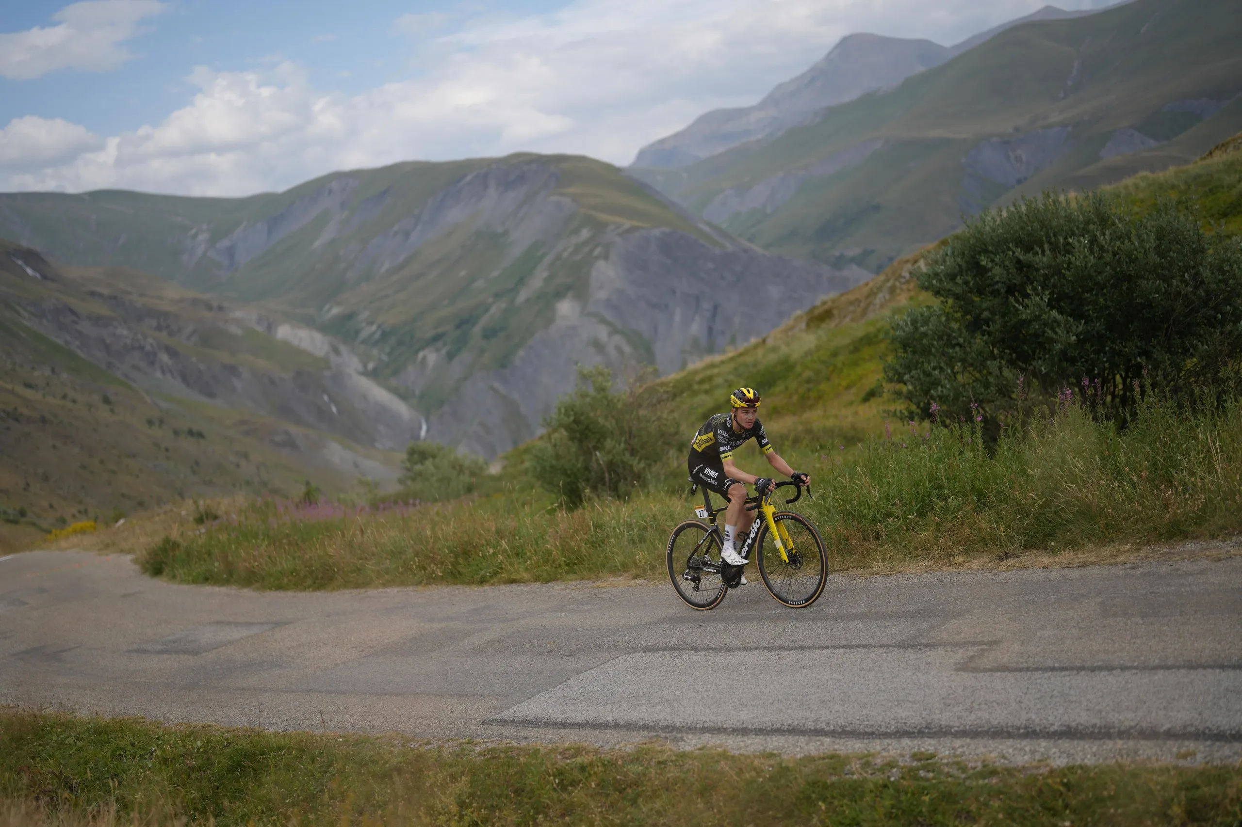 Sepp Kuss climbs the Sarenne pass.