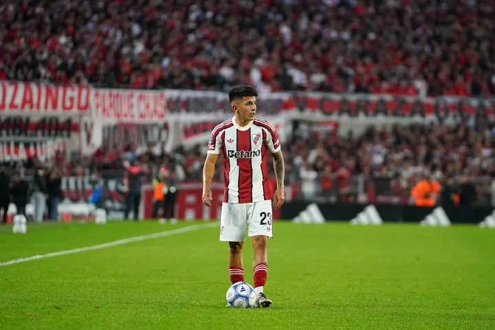 Almada ante Argentinos. Foto: Maxi Failla