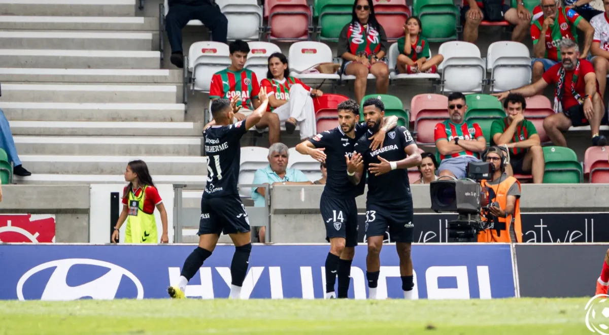 Academico-de-Viseu-Jogadores-2.jpg Académico de Viseu coloca ponto final na série vitoriosa do Marítimo com empate nos Barreiros