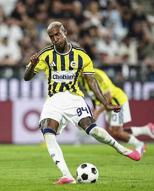 Anderson Talisca'nın kafa vuruşu direkten döndü!