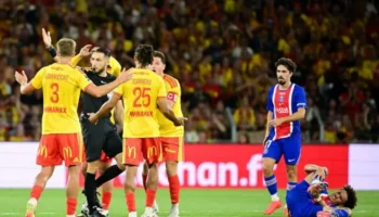 L&rsquo;arbitrage controversé lors de Lens-PSG : deux expulsions et un but annulé
