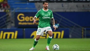 Joao Ferreira, défenseur de Saint-Étienne, évacué sur civière après un choc violent
