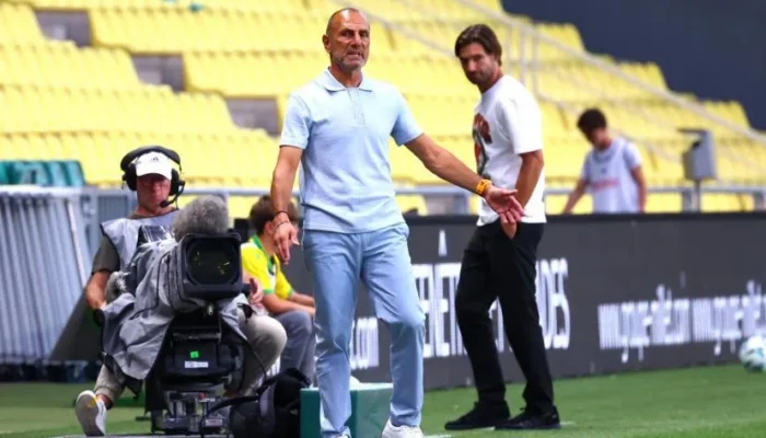 Nantes, dernier de Ligue 2, sous pression : l&rsquo;entraîneur Michel Der Zakarian en difficulté
