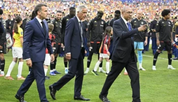 Emmanuel Macron rencontre les joueurs de Lens et Nice avant la finale de la Coupe de France