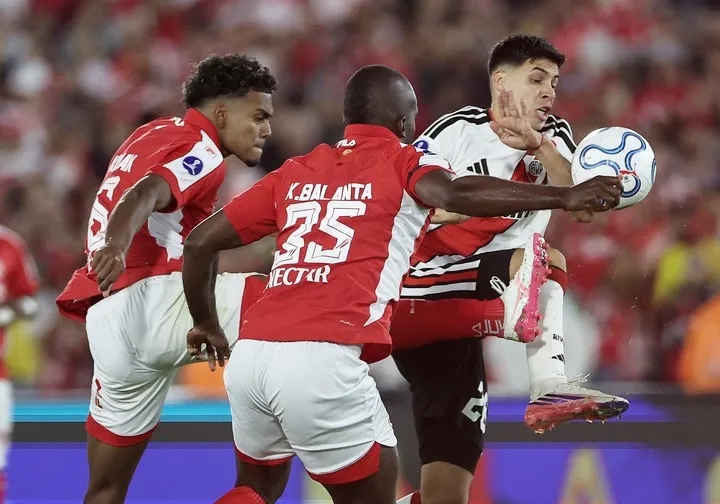 Kevin Balanta ante Tomás Galván. REUTERS
