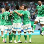 Saint-Étienne surclasse Grenoble et reste leader de la Ligue 2