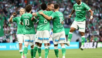 Saint-Étienne surclasse Grenoble et reste leader de la Ligue 2