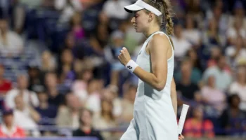 Coco Gauff en demi-finale sans jouer, Rybakina lutte pour battre Osaka