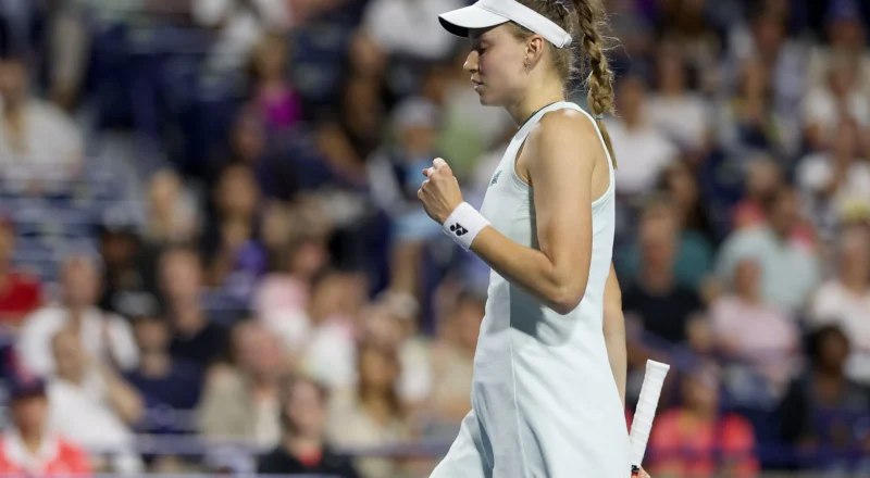 Coco Gauff en demi-finale sans jouer, Rybakina lutte pour battre Osaka