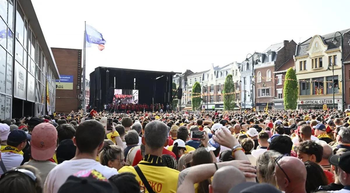 f0a61.jpg L'hymne « Les Corons » scandé à pleins poumons à Lens lors des festivités après le succès en Coupe de France