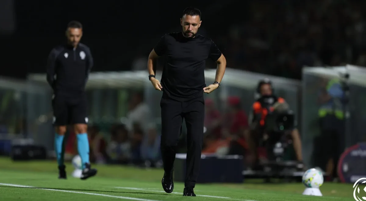 Francesco-Farioli-FC-Porto.jpg Francesco Farioli responde ao : «Há momentos em que o central precisa de tomar essa iniciativa em condução»