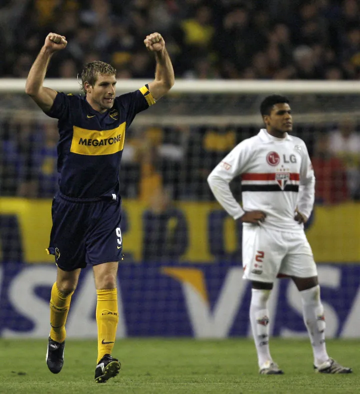 Palermo festeja un gol a San Pablo en la Sudamericana 2007