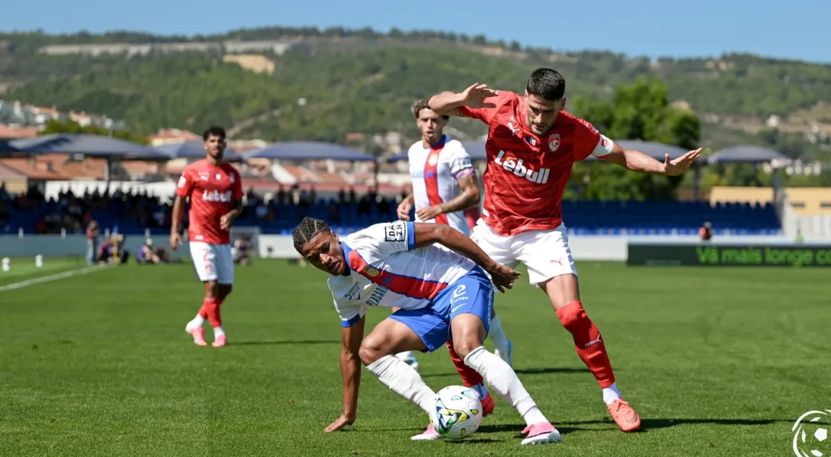 Goncalo-Paciencia-Santa-Clara-Francisco-Chissumba-Alverca.jpg Alverca e Santa Clara empatam e Arouca vence Marítimo para subir ao pódio da Primeira Liga