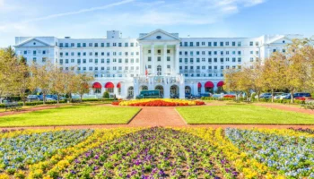 Le casino Greenbrier poursuit ses activités après une vente à un fonds new-yorkais