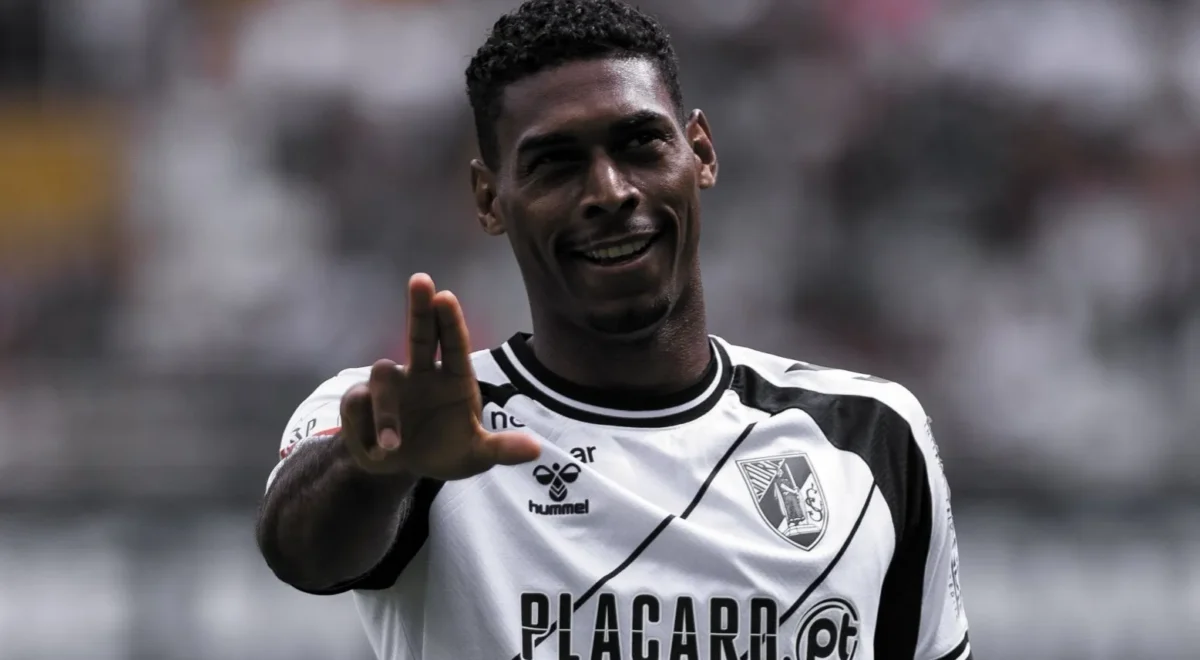 Gustavo-Silva-Vitoria-SC.jpg Vitória SC garante primeiros pontos na Primeira Liga com triunfo diante do CD Nacional em jogo de reencontros para Tiago Margarido