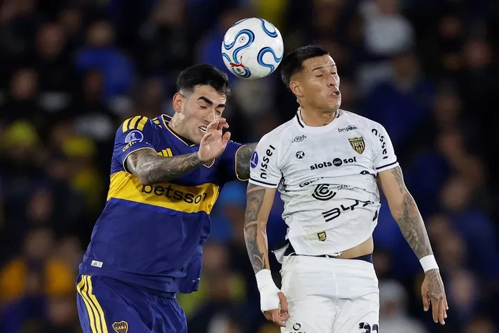 Lautaro Di Lollo disputando la pelota con Aldo González (EFE)