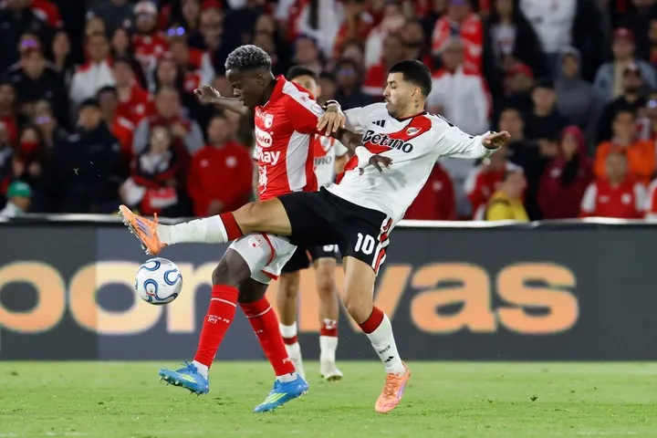 Ángel Correa pelea por la pelota. EFE/ Mauricio Dueñas Castañeda