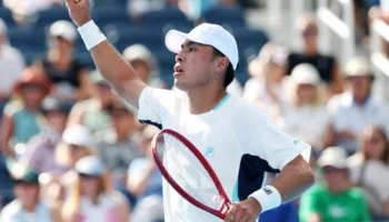 Brandon Nakashima bat Medvedev et avance vers l&rsquo;US Open