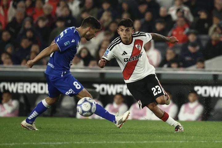 Almada en acción contra River (Foto: Tomás Cuesta)