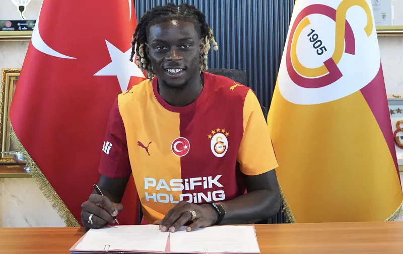 Galatasaray'dan çifte transfer! Ermedin Demirovic ile aynı uçakta gelecek