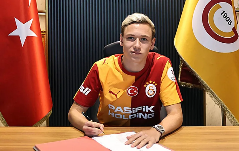 Galatasaray'dan çifte transfer! Ermedin Demirovic ile aynı uçakta gelecek