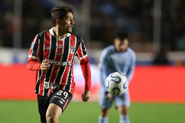 Pablo Maia en el partido de la Copa Sudamericana entre Bolívar y San Pablo en el Estadio Hernando Siles, en La Paz, Bolivia (EFE)