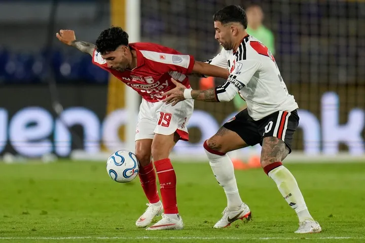 Otamendi marca a Bustos, uno de los jugadores más peligrosos de Santa Fe (AP Photo/Fernando Vergara)