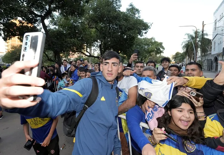 Lautaro Di Lollo en la llegada de Boca a Santiago del Estero