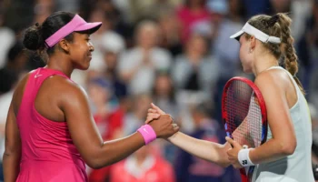 Rybakina surmonte un double défi pour battre Osaka et affronter Gauff
