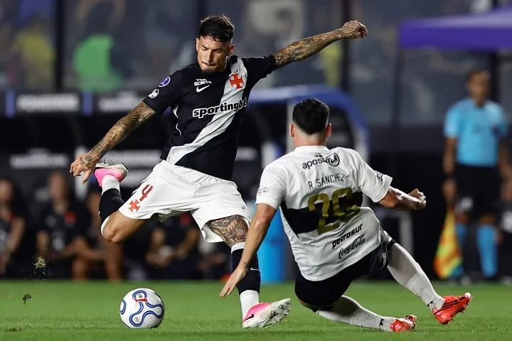 Alan Saldivia, de Vasco Da Gama, contra Richard Sánchez, de Olimpia (EFE)