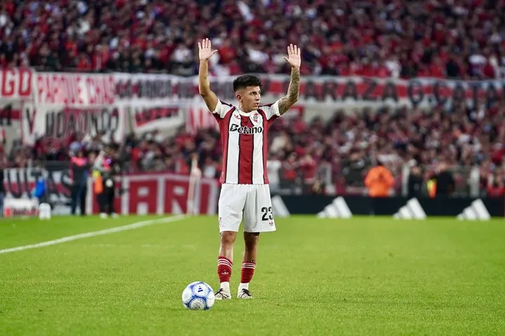 Thiago Almada en su debut en River, ante Argentinos (Foto Maxi Failla)