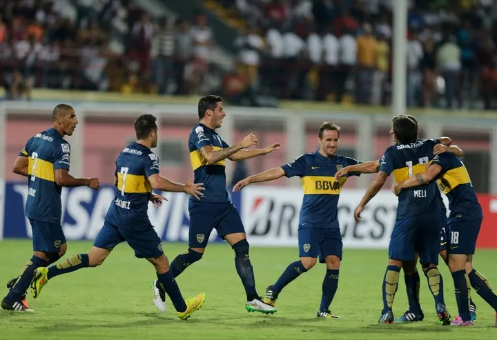 Nico Colazo es felicitado por sus compañeros: Boca ganó 6 a 1 ante Zamora, en Venezuela