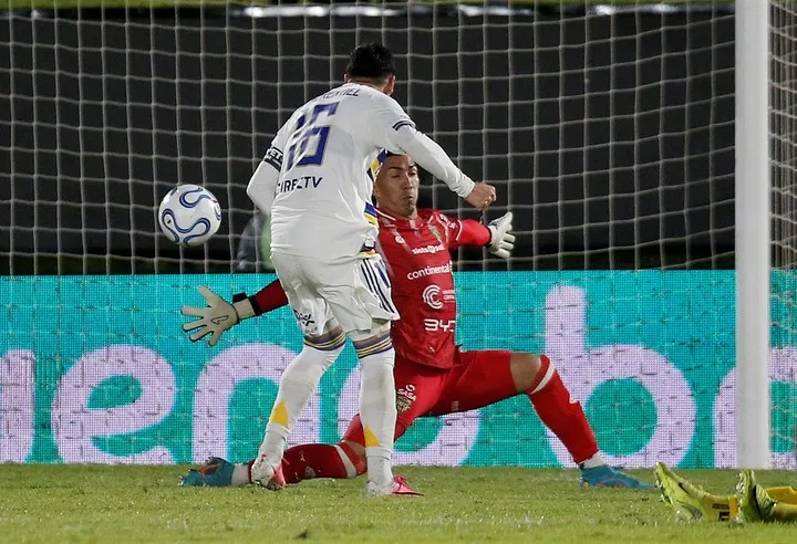 Miguel Merentiel tras picarla ante Nelson Ferreira (Reuters)