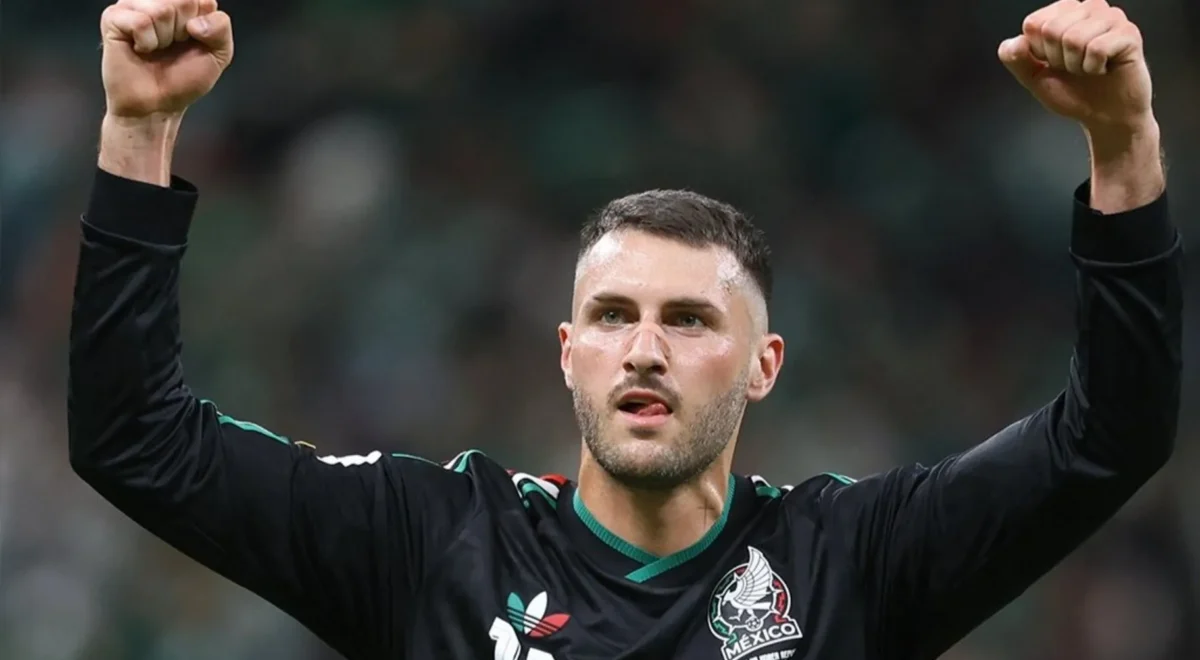 Santiago-Gimenez-Mexico.jpg Santi Giménez já está a caminho do Porto: «Estou pronto e feliz»