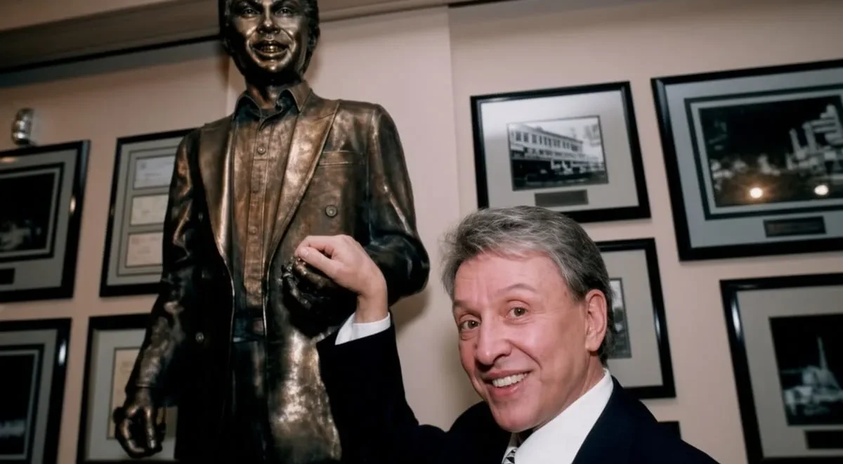 stupak-and-statue-casino-collectibles-association.jpg LOST VEGAS: Missing Bob Stupak Statue Resurfaces on eBay