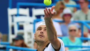 Taylor Fritz se qualifie pour les demi-finales à Washington après une frayeur