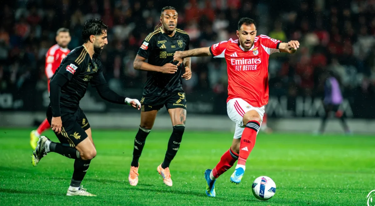 Vangelis-Pavlidis-Cassiano-Benfica-Casa-Pia.jpg Deslocação a Rio Maior: Onde ver o Casa Pia x Benfica para a Primeira Liga?