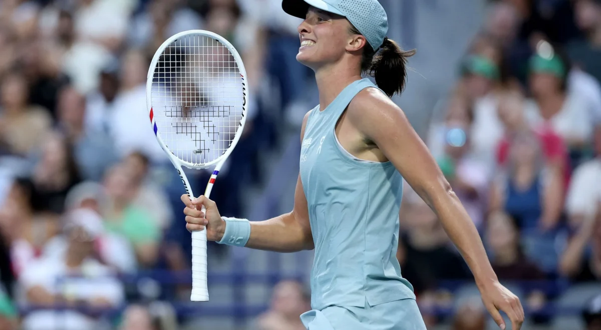 Y3QI2D7QLVLKLNCIR6UDQGC5H4.jpg Swiatek pasa el rodillo ante Shnaider y Svitolina logra remontar