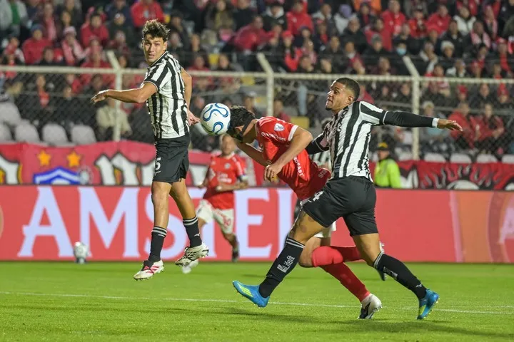 Matías Succar marcó de cabeza