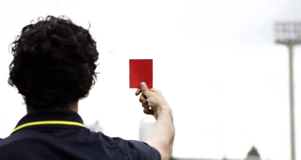1200-L-national-1-un-arbitre-revient-sur-sa-dcision-dexclure-un-joueur-grce-la-vido-la-fff-va-trancher.jpg National 1 : un arbitre revient sur sa décision d’exclure un joueur grâce à la vidéo, la FFF va trancher