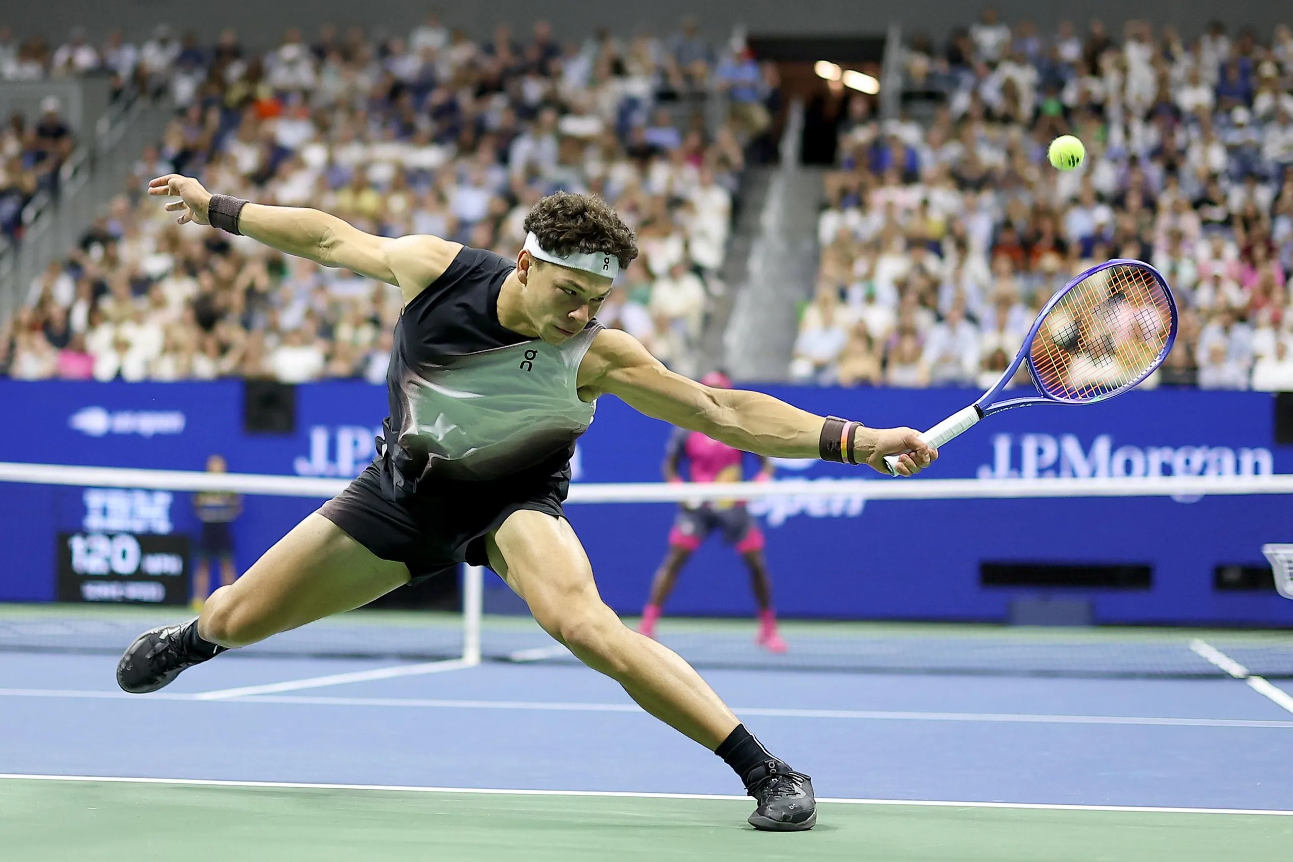 Ben Shelton returns a shot against Frances Tiafoe during their US Open semi-final on Friday night.