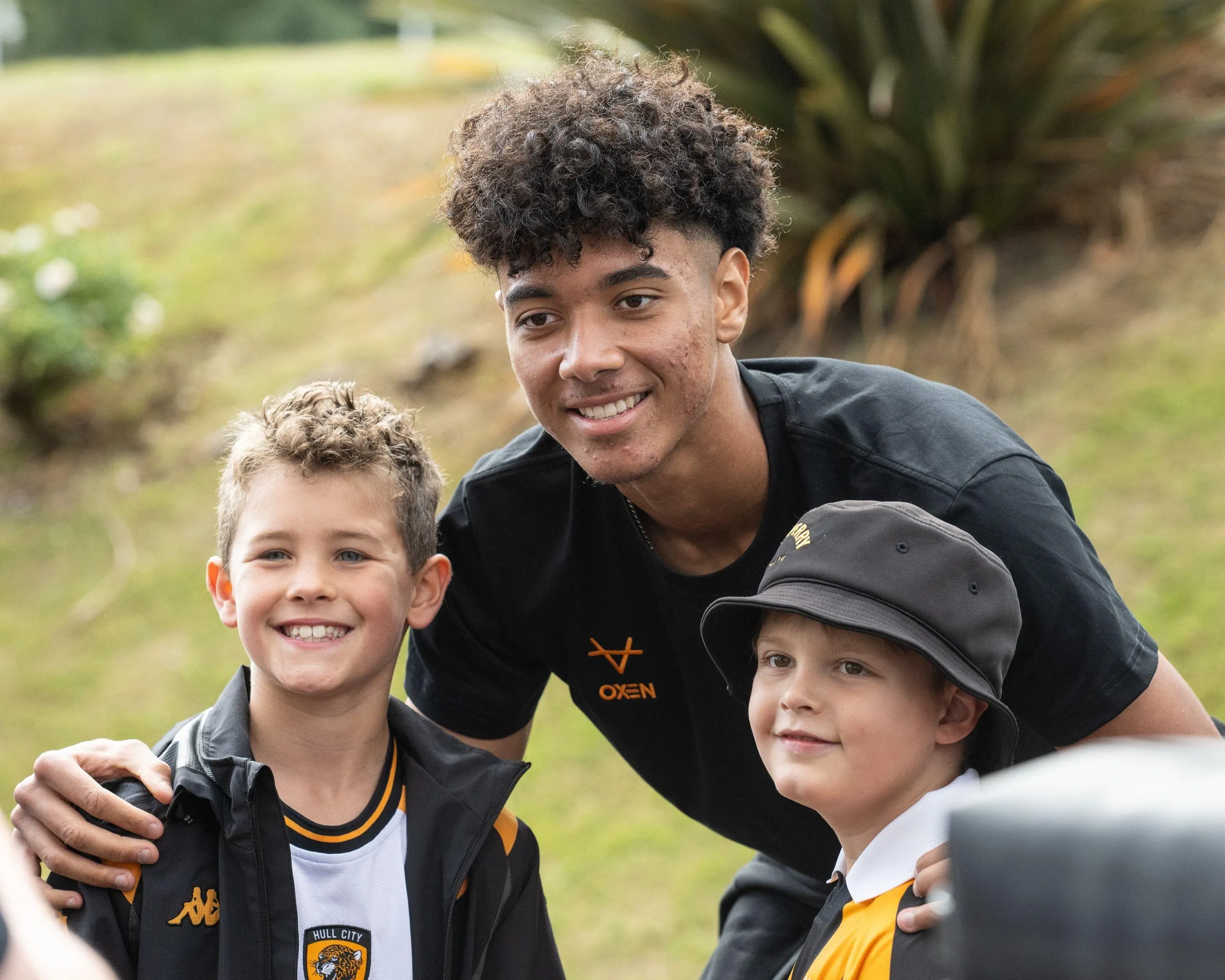 Herrington poses with some young Hull fans.