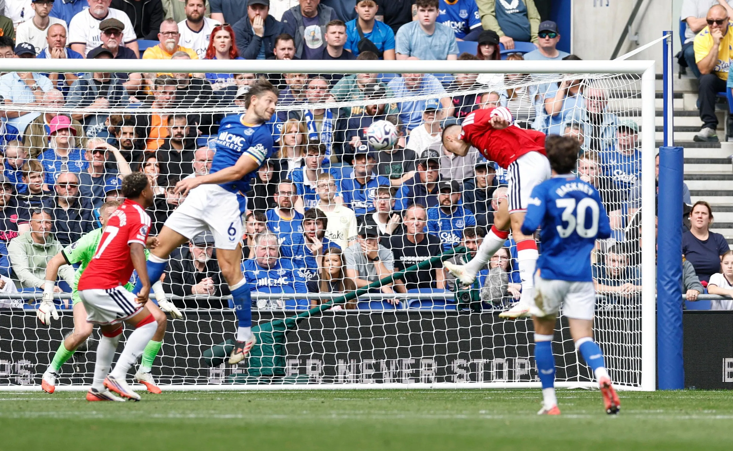 Benjamin Sesko scores Manchester United’s second goal against Everton.