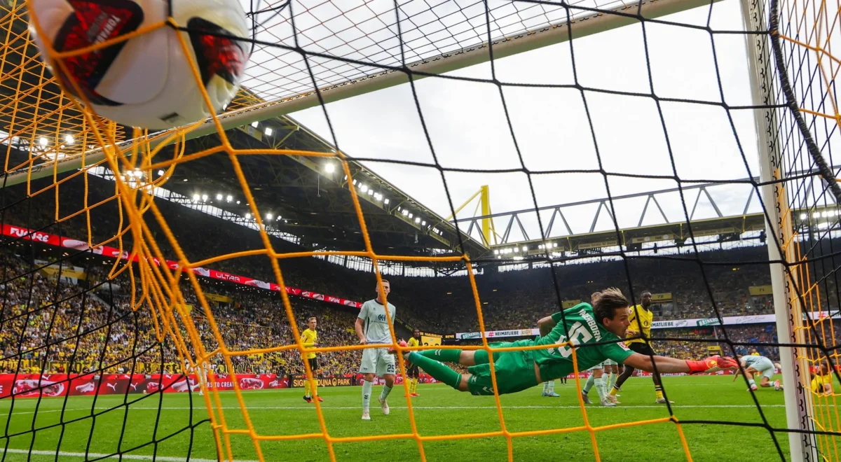 3744.jpg European football: Dortmund win again but Freiburg top after Gladbach rout