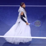 Naomi Osaka rend hommage à Allen Iverson avec une tenue inspirée du basket à l&rsquo;US Open